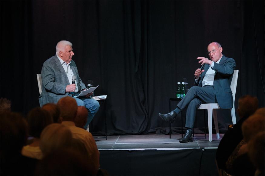 Neusiedl: Gregor Gysi geht im Weinwerk dem Sinn der Kirche nach