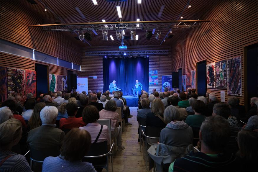 Neusiedl: Gregor Gysi geht im Weinwerk dem Sinn der Kirche nach