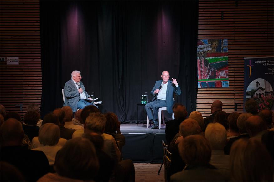 Neusiedl: Gregor Gysi geht im Weinwerk dem Sinn der Kirche nach