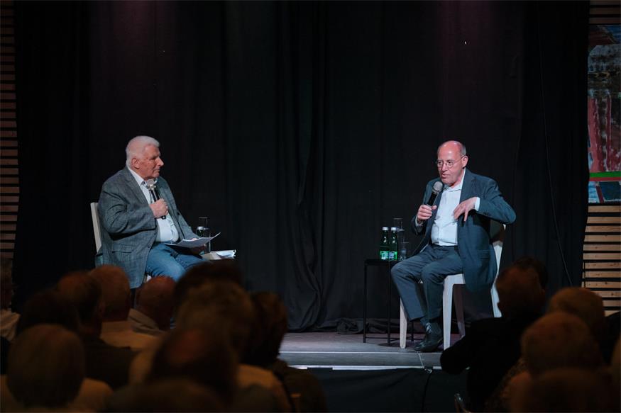 Neusiedl: Gregor Gysi geht im Weinwerk dem Sinn der Kirche nach