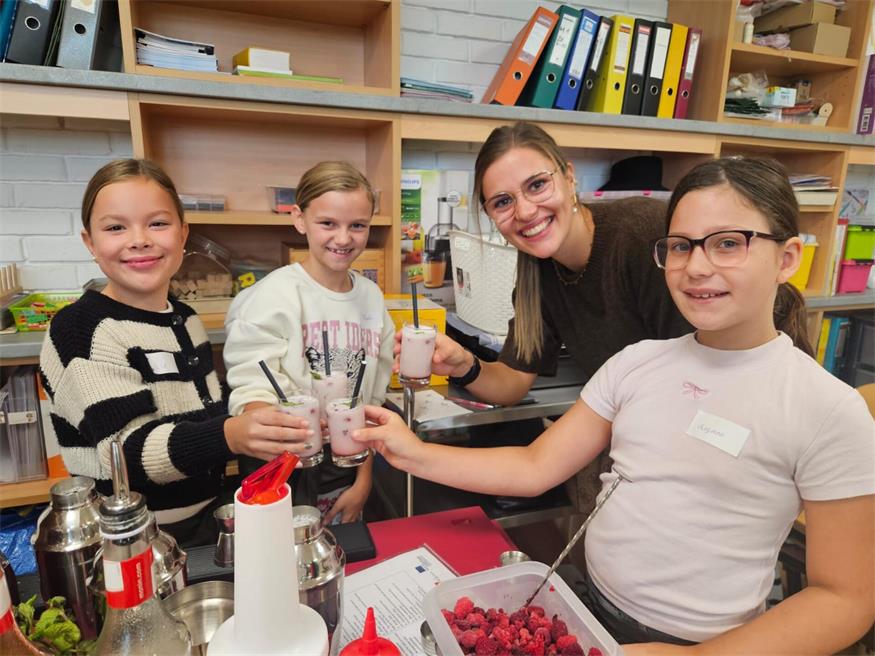 Ilia, Paula, Klassenlehrerin Sarah Bozecski und Cheyenne verkosteten ihre Cocktails.