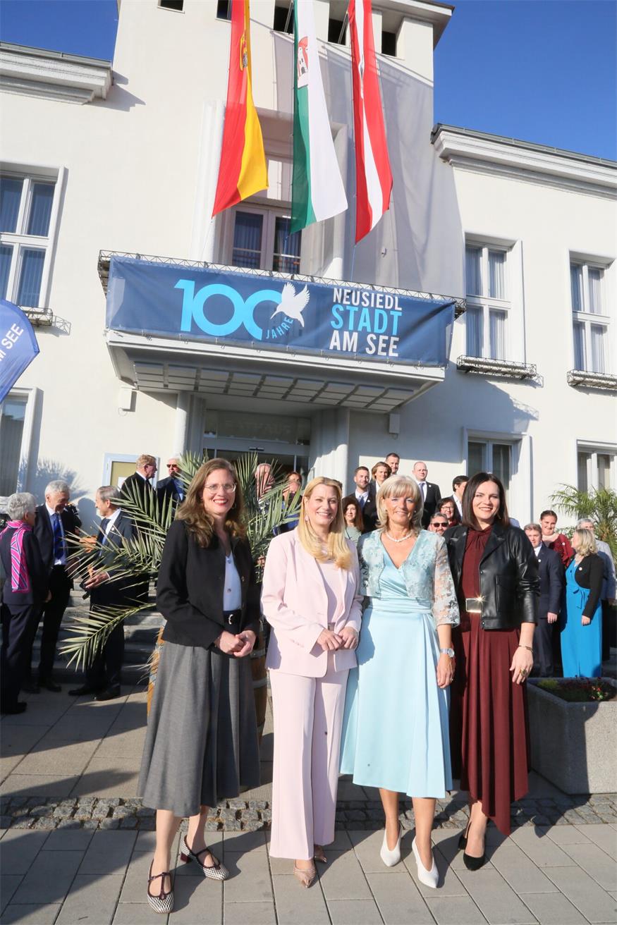 Neusiedl feiert 100 Jahre Stadt mit Festsitzung und Gala