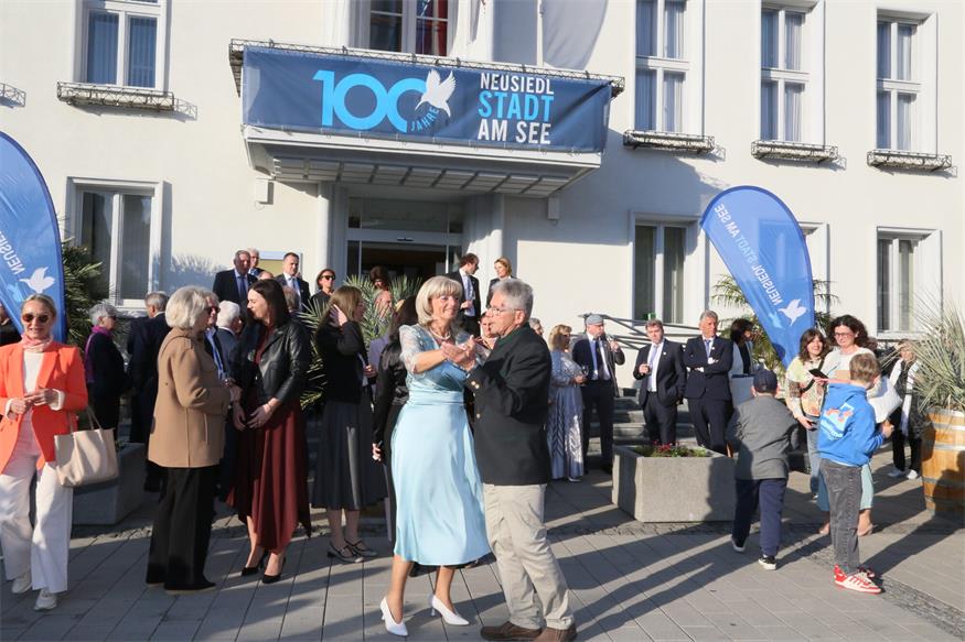 Neusiedl feiert 100 Jahre Stadt mit Festsitzung und Gala