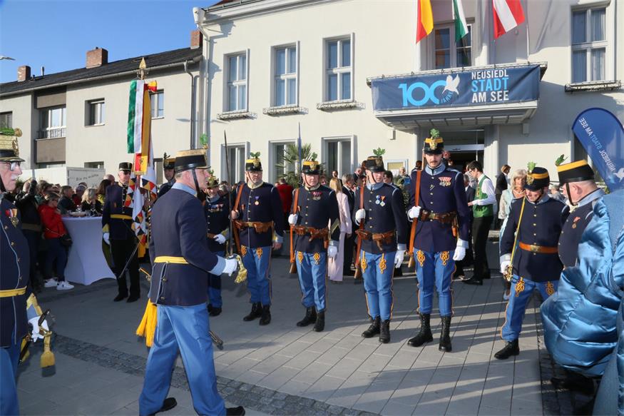 Neusiedl feiert 100 Jahre Stadt mit Festsitzung und Gala
