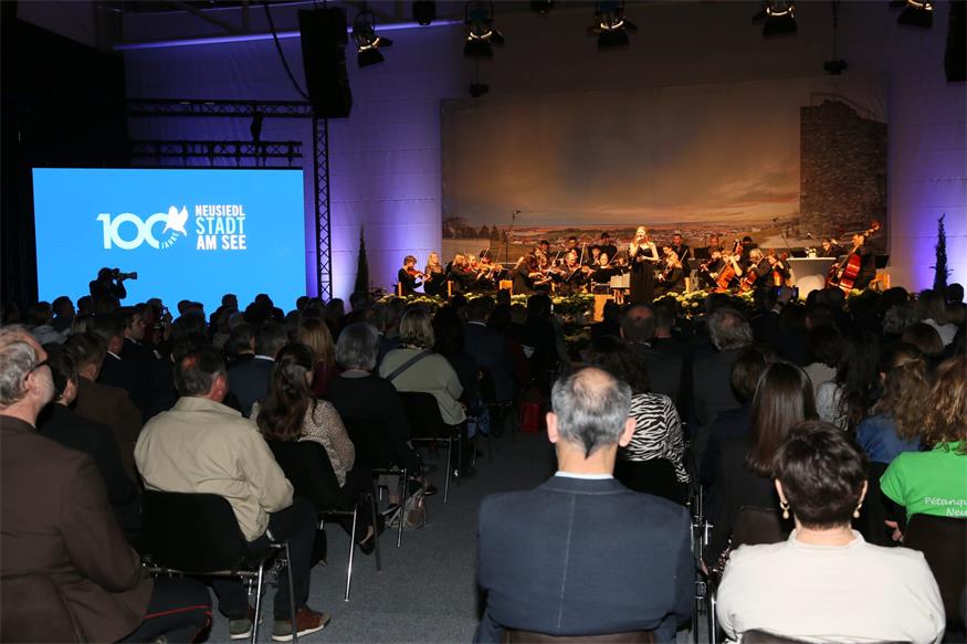 Neusiedl feiert 100 Jahre Stadt mit Festsitzung und Gala