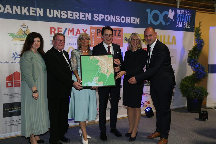 Neusiedl feiert 100 Jahre Stadt mit Festsitzung und Gala