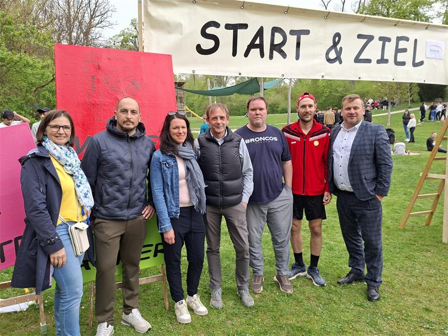 Lehrlinge laufen für den guten Zweck im Schlosspark