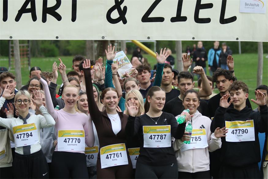 Lehrlinge laufen für den guten Zweck im Schlosspark