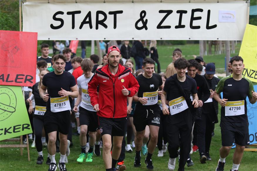 Lehrlinge laufen für den guten Zweck im Schlosspark