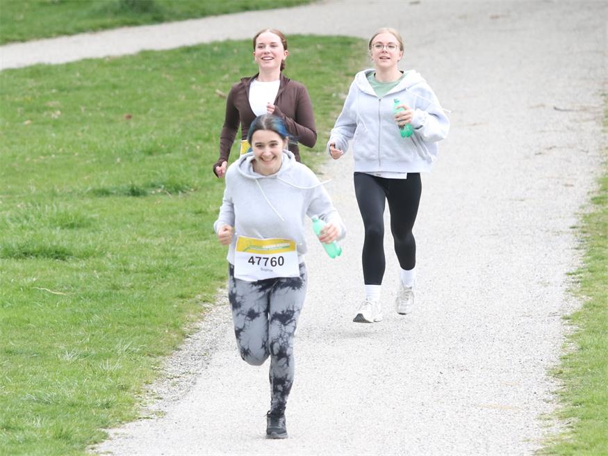 Lehrlinge laufen für den guten Zweck im Schlosspark