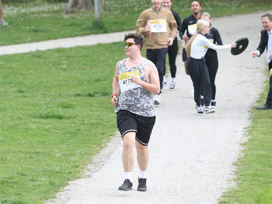 Lehrlinge laufen für den guten Zweck im Schlosspark
