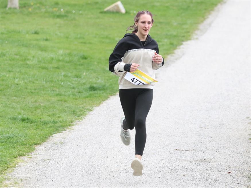 Lehrlinge laufen für den guten Zweck im Schlosspark