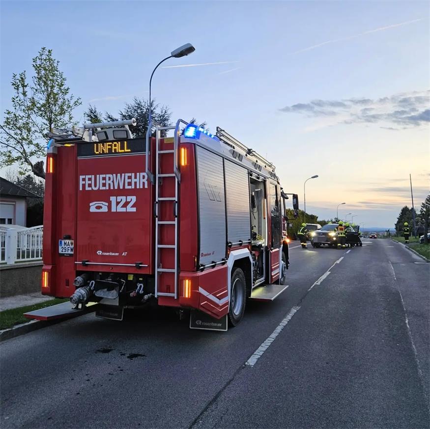Draßburg: Kollision mit geparktem Auto