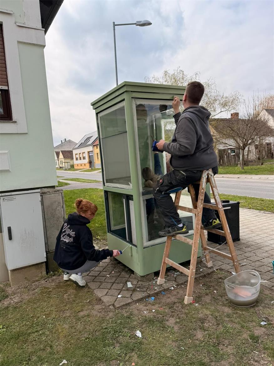 Alte Telefonzelle wird zur Bücherzelle in Strebersdorf