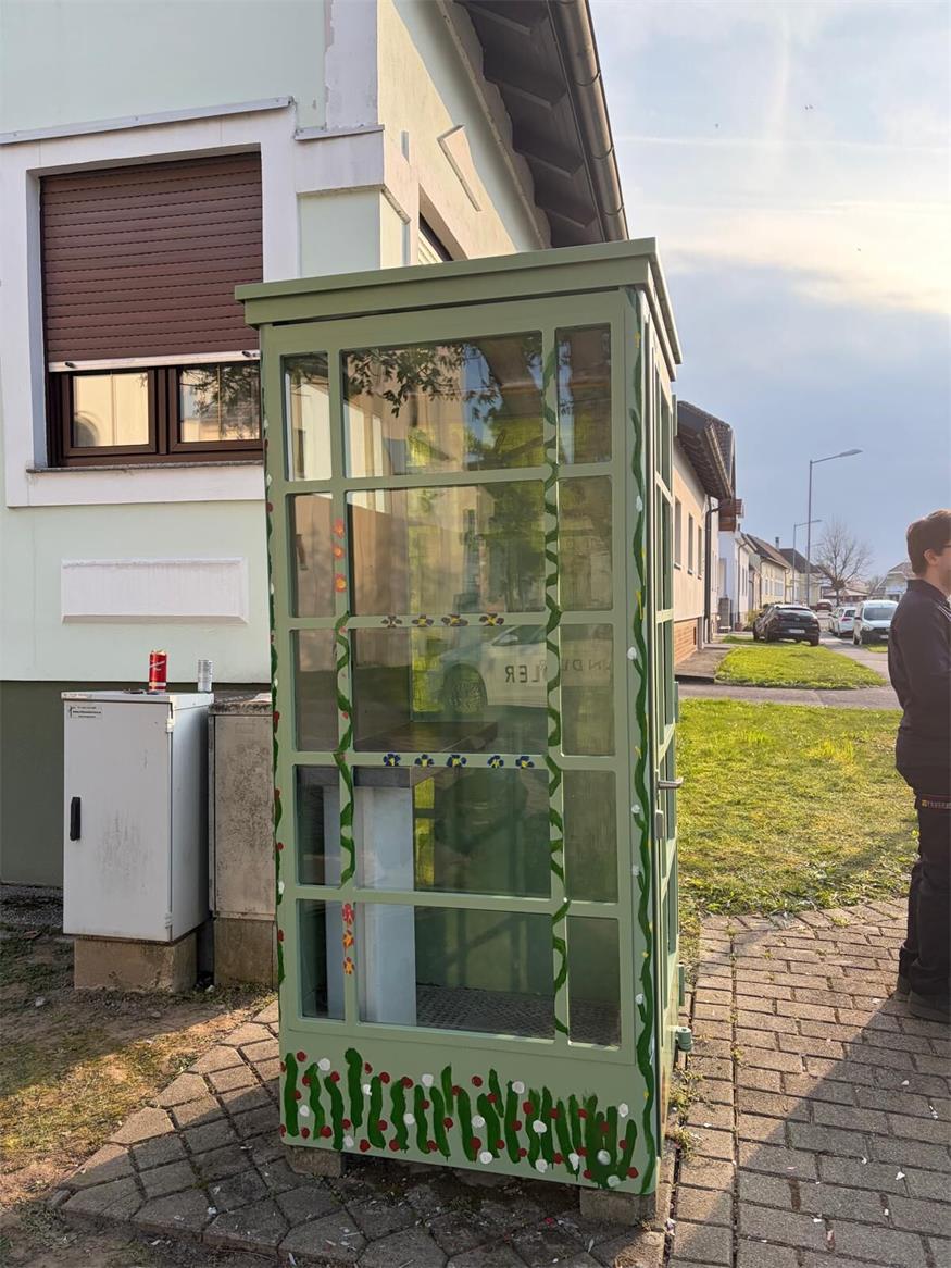 Alte Telefonzelle wird zur Bücherzelle in Strebersdorf