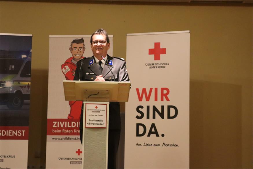 Rot Kreuzler der Bezirksstelle Oberpullendorf vor den Vorhang