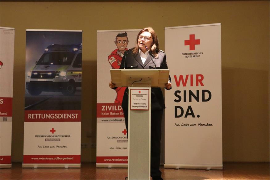 Rot Kreuzler der Bezirksstelle Oberpullendorf vor den Vorhang