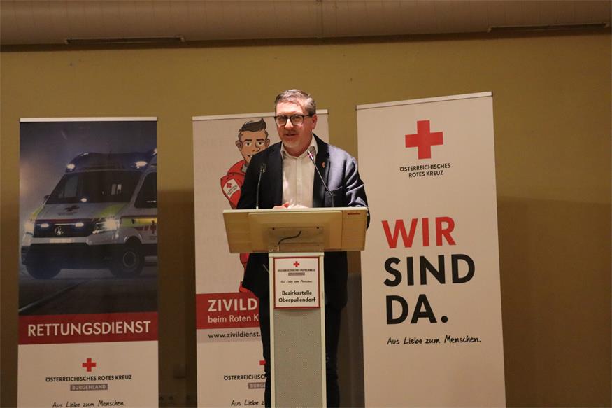 Rot Kreuzler der Bezirksstelle Oberpullendorf vor den Vorhang