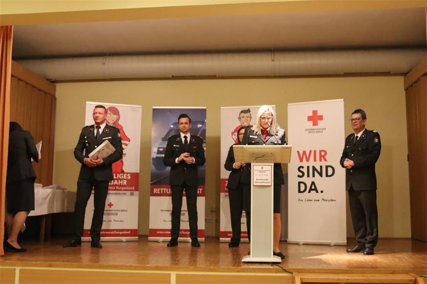 Rot Kreuzler der Bezirksstelle Oberpullendorf vor den Vorhang