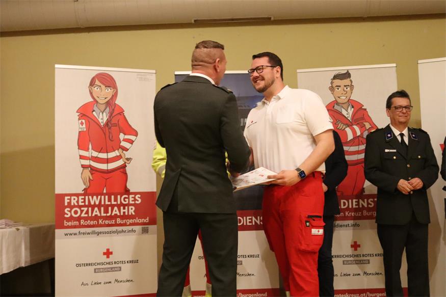 Rot Kreuzler der Bezirksstelle Oberpullendorf vor den Vorhang