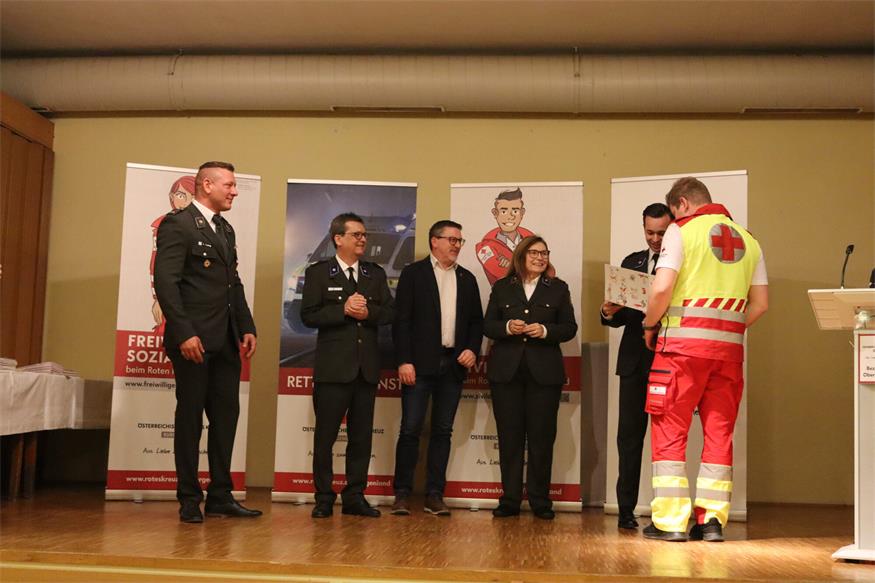 Rot Kreuzler der Bezirksstelle Oberpullendorf vor den Vorhang