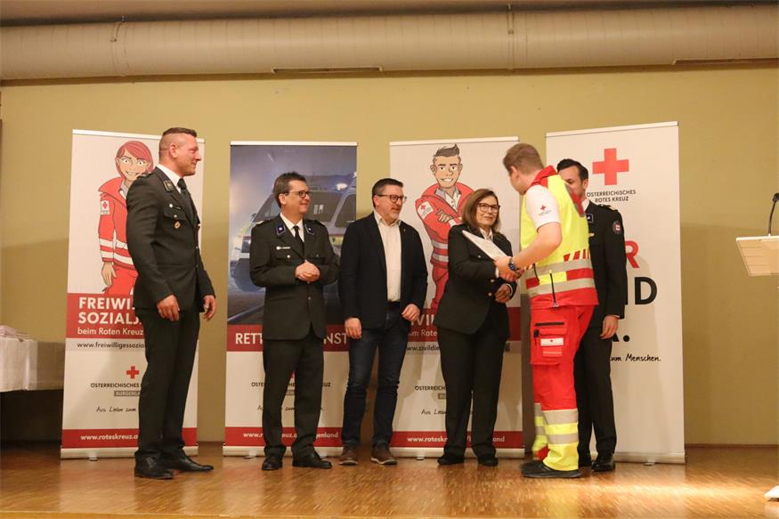 Rot Kreuzler der Bezirksstelle Oberpullendorf vor den Vorhang