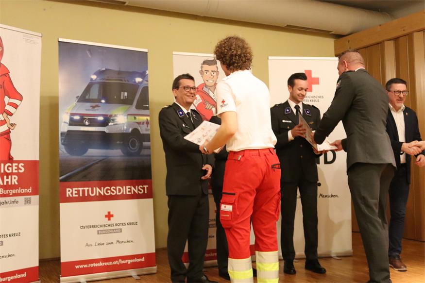 Rot Kreuzler der Bezirksstelle Oberpullendorf vor den Vorhang