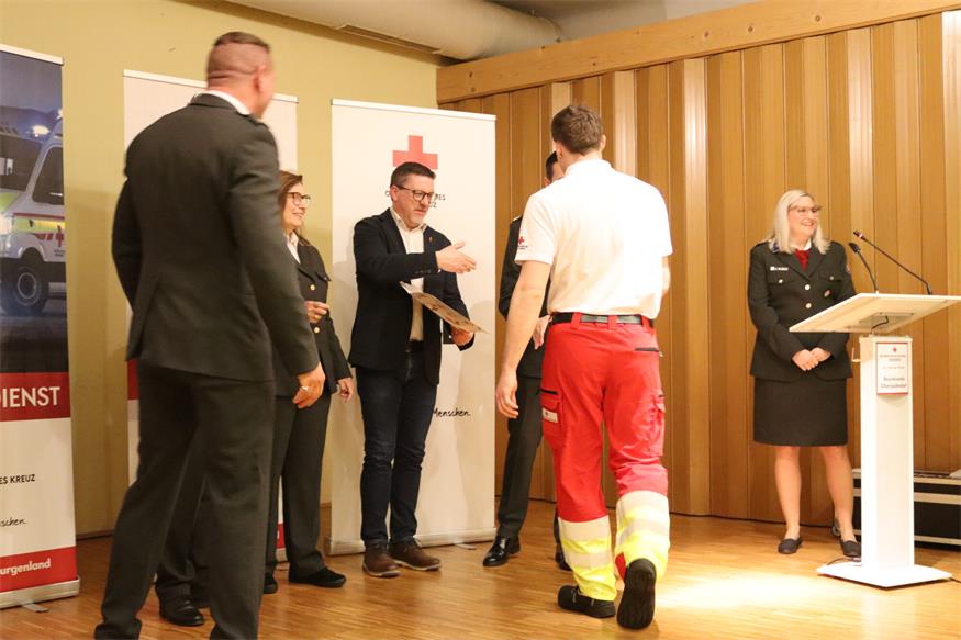 Rot Kreuzler der Bezirksstelle Oberpullendorf vor den Vorhang