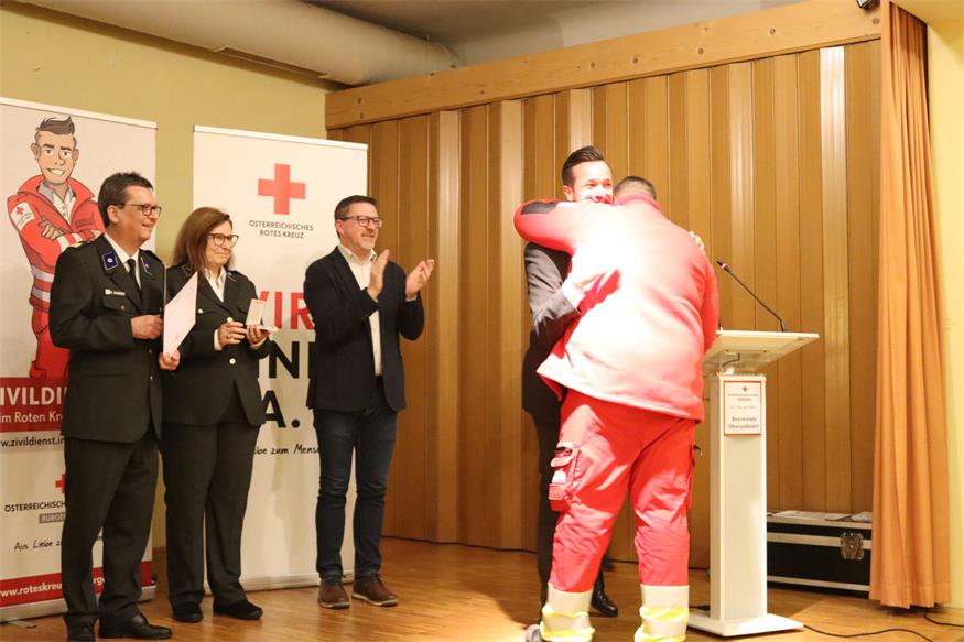 Rot Kreuzler der Bezirksstelle Oberpullendorf vor den Vorhang