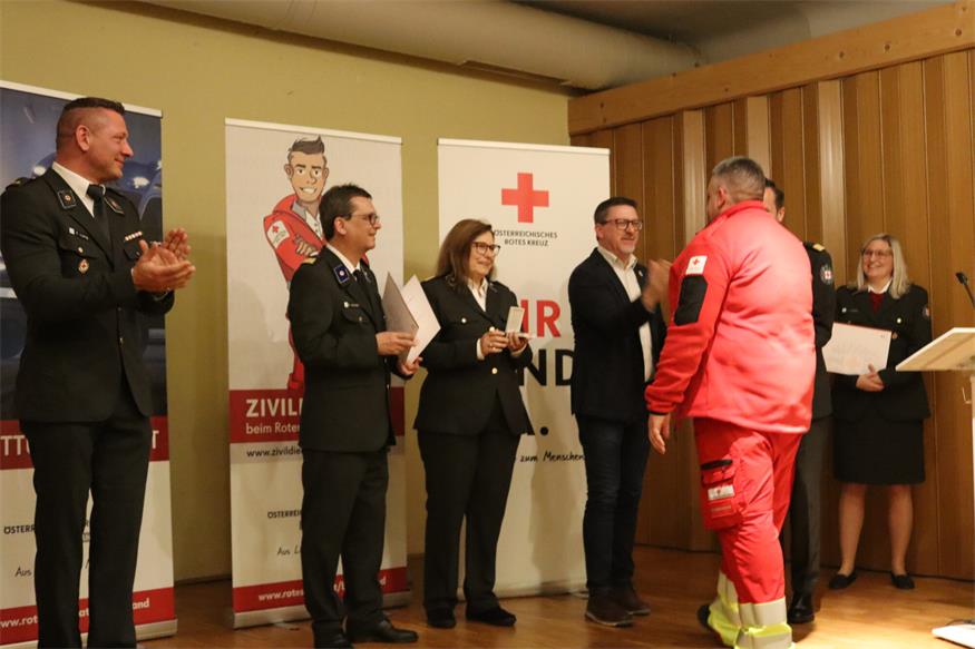 Rot Kreuzler der Bezirksstelle Oberpullendorf vor den Vorhang
