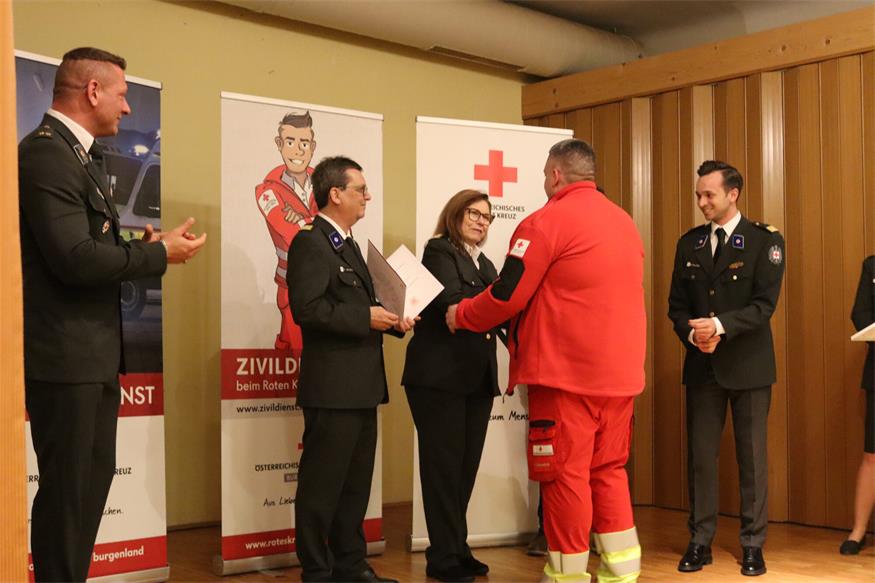 Rot Kreuzler der Bezirksstelle Oberpullendorf vor den Vorhang