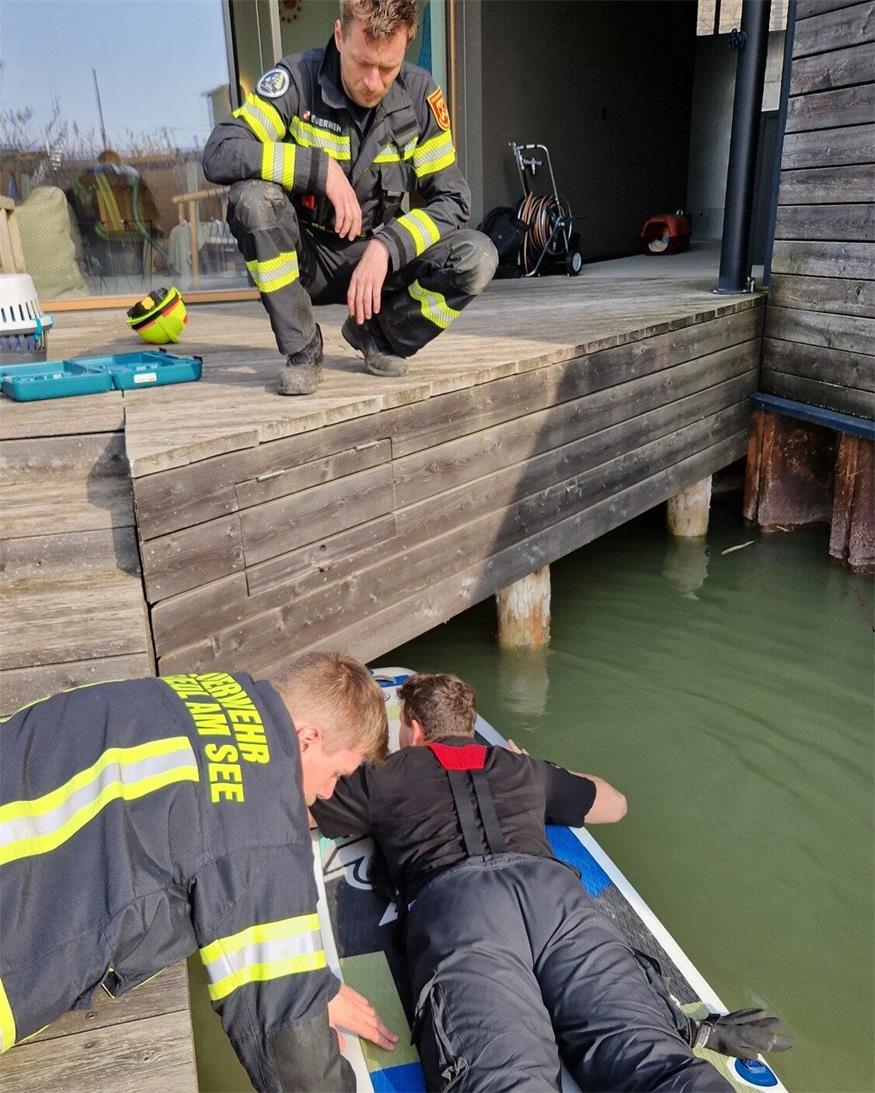 Feuerwehr rückte per Stand-up-Paddle-Board aus