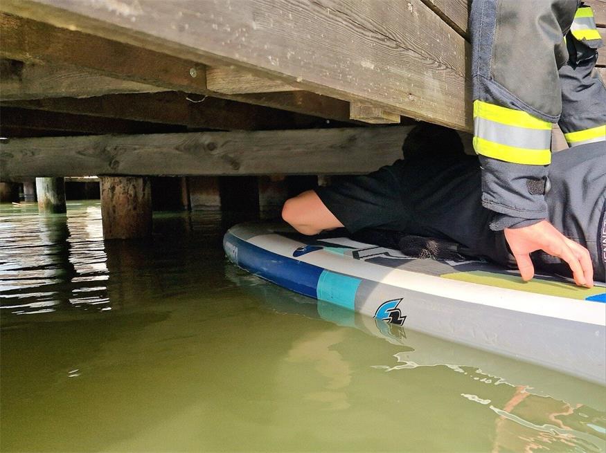 Feuerwehr rückte per Stand-up-Paddle-Board aus