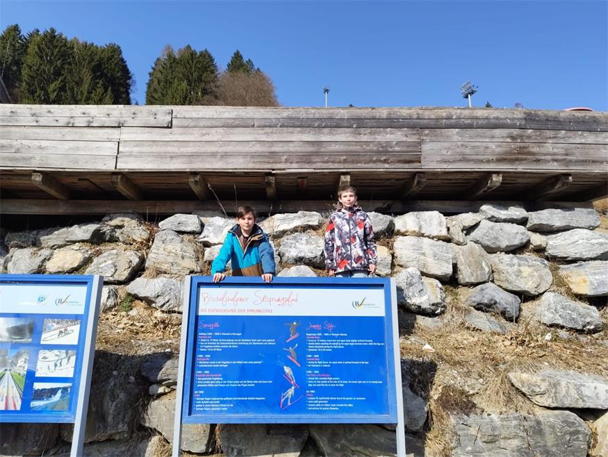 Wintersportwoche mit Sonnenbrille, Schneeflocken und Muskelkater