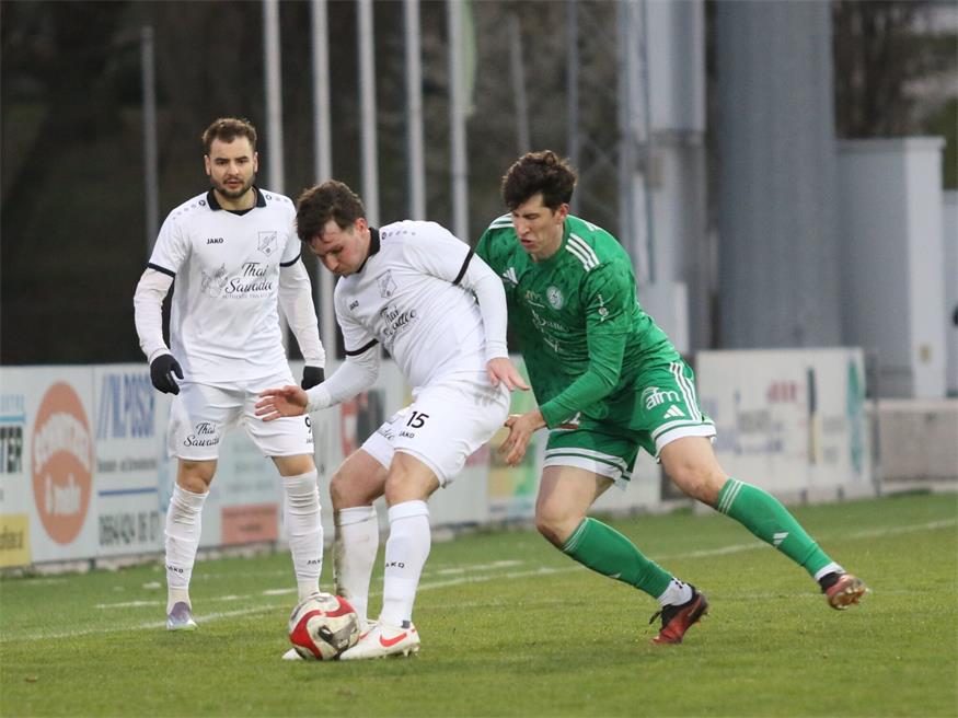 Halbturner Rumpftruppe bejubelt Last-Minute-Tor und Punkt beim Leader