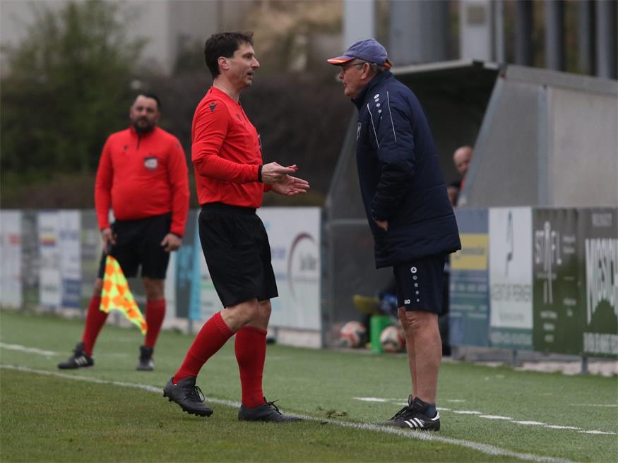Halbturner Rumpftruppe bejubelt Last-Minute-Tor und Punkt beim Leader