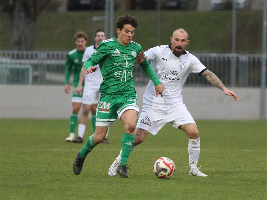 Halbturner Rumpftruppe bejubelt Last-Minute-Tor und Punkt beim Leader