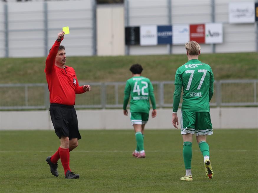 Halbturner Rumpftruppe bejubelt Last-Minute-Tor und Punkt beim Leader