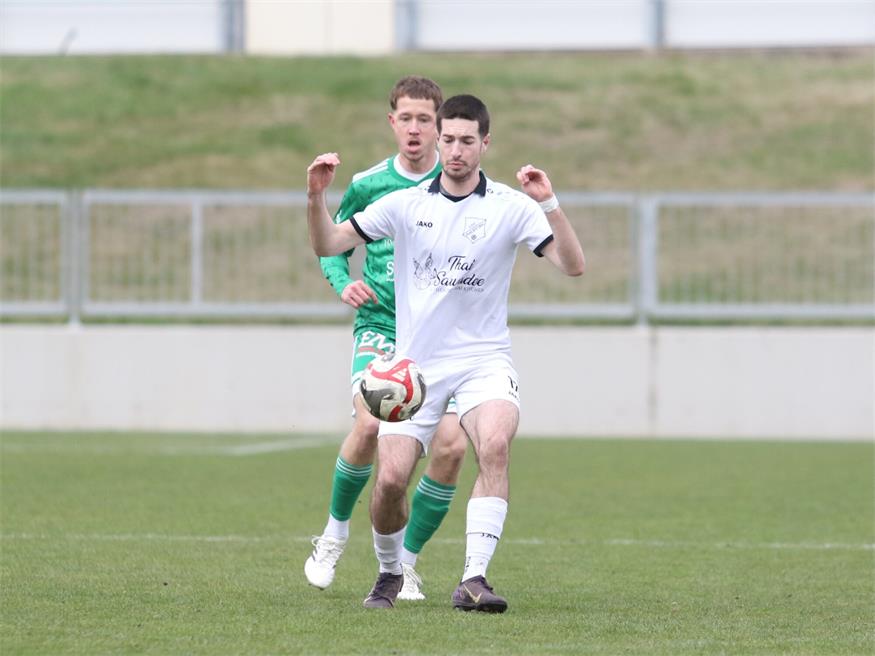 Halbturner Rumpftruppe bejubelt Last-Minute-Tor und Punkt beim Leader