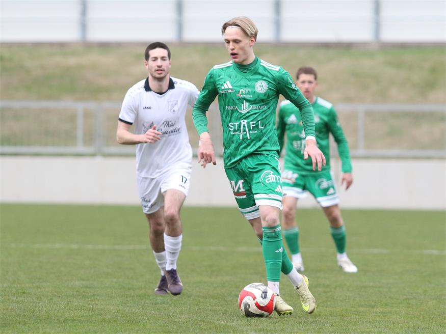 Halbturner Rumpftruppe bejubelt Last-Minute-Tor und Punkt beim Leader
