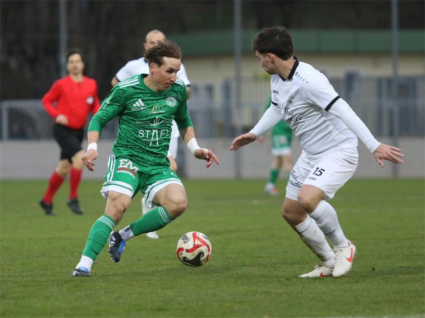 Halbturner Rumpftruppe bejubelt Last-Minute-Tor und Punkt beim Leader