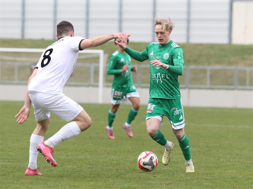 Halbturner Rumpftruppe bejubelt Last-Minute-Tor und Punkt beim Leader