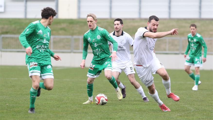 Halbturner Rumpftruppe bejubelt Last-Minute-Tor und Punkt beim Leader