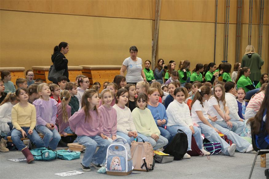400 Stimmen zum Ferienstart: Bezirksjugendsingen begeistert