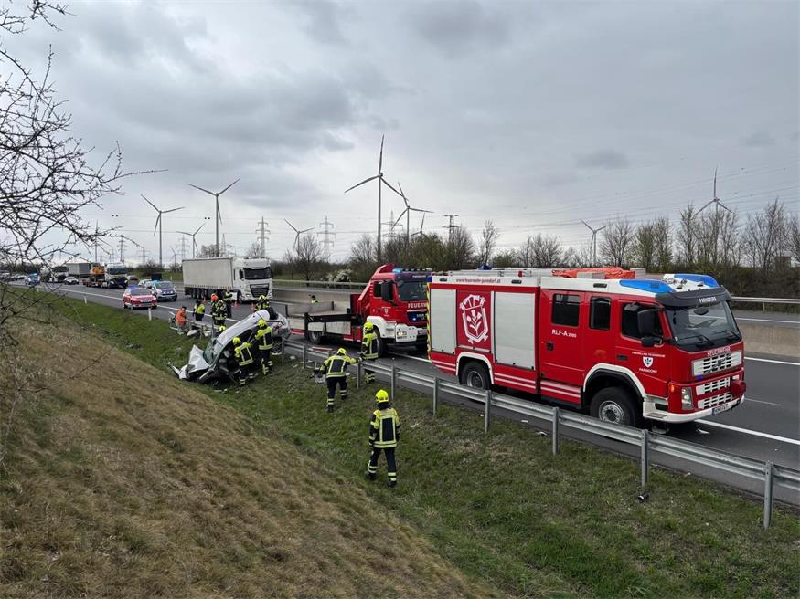 Parndorf: Feuerwehr birgt zerstörten Pkw nach Unfall auf A4