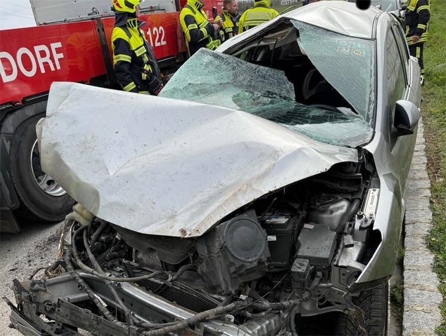 Parndorf: Feuerwehr birgt zerstörten Pkw nach Unfall auf A4