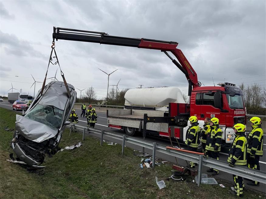 Parndorf: Feuerwehr birgt zerstörten Pkw nach Unfall auf A4