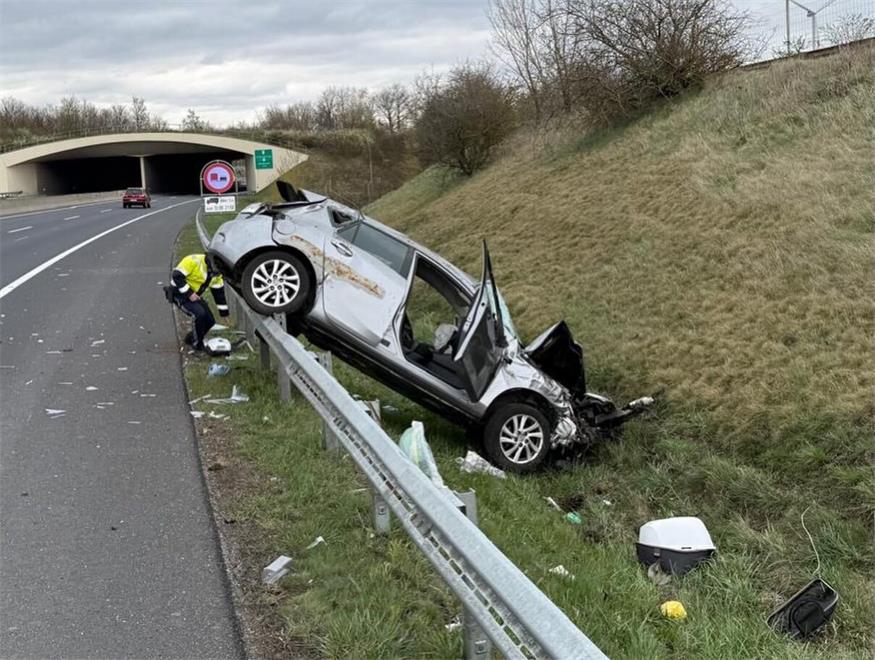 Parndorf: Feuerwehr birgt zerstörten Pkw nach Unfall auf A4