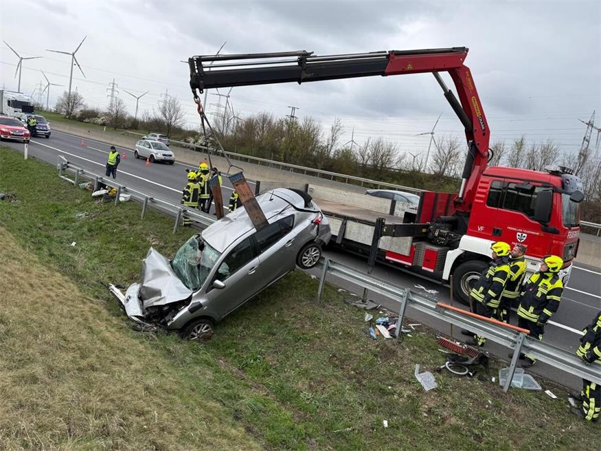 Parndorf: Feuerwehr birgt zerstörten Pkw nach Unfall auf A4
