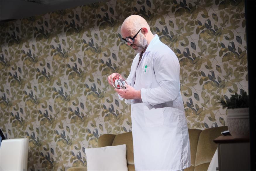 Theater im Winzerkeller: Eine Familie zum Schieflachen